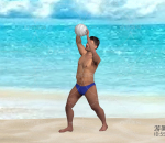 沙滩打排球的男子